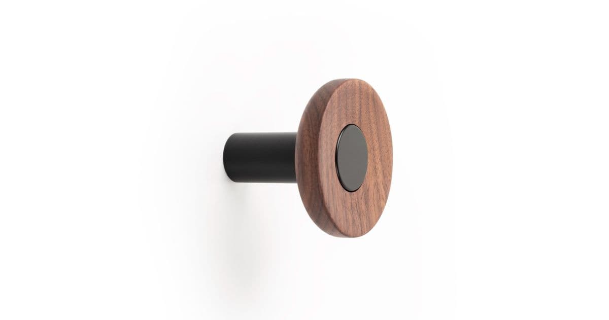 Percha Viefe ZOOT de aluminio y madera, Ø 60 mm - Negro mate - Nogal